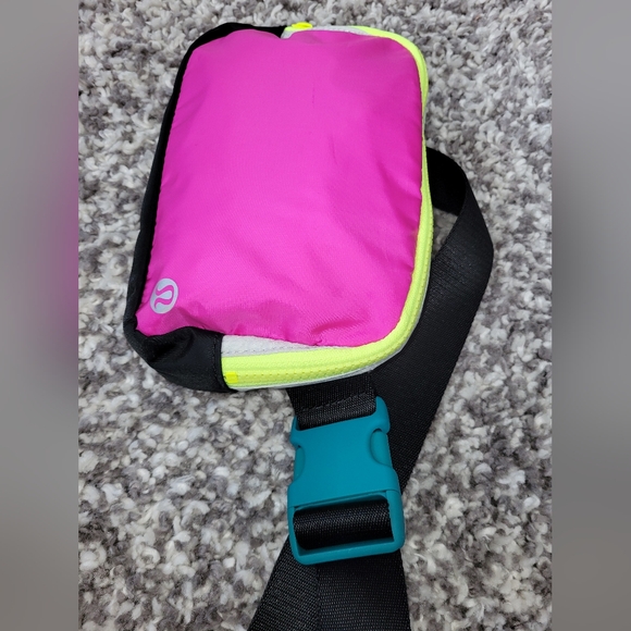 Lululemon Everywhere Belt Bag, Highlight Purple / Vapor / Intense Teal. - Picture 5 of 16